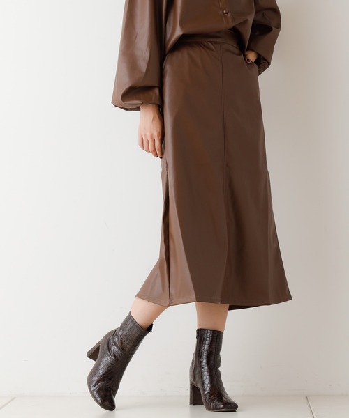 Chico(チコ)の「フェイクレザーロングスカート(スカート・レディース・ブラウン/ブラック/ライトベージュ・FREE)」の8枚目の写真