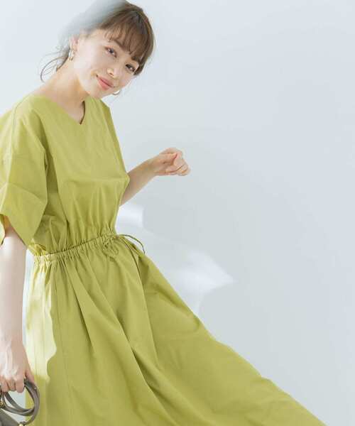URBAN RESEARCH Sonny Label（アーバンリサーチサニーレーベル）の「『WEB限定』Vネックハーフスリーブワンピース（ワンピース・レディース・ベージュ/ネイビー/イエロー/ピンク・FREE）」の20枚目の写真