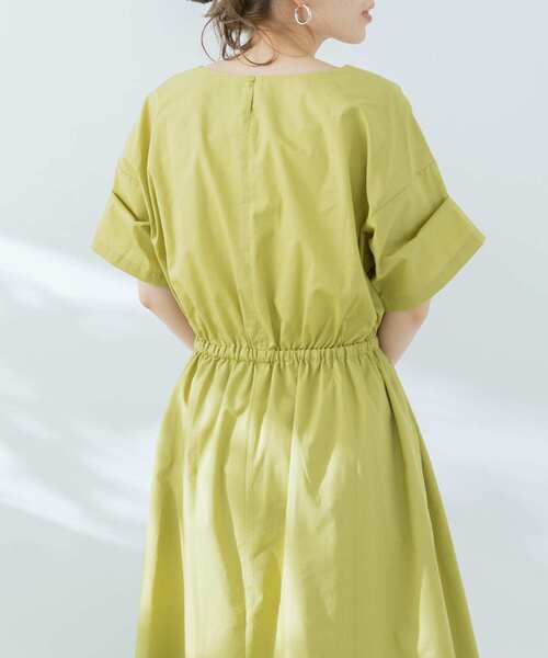 URBAN RESEARCH Sonny Label（アーバンリサーチサニーレーベル）の「『WEB限定』Vネックハーフスリーブワンピース（ワンピース・レディース・ベージュ/ネイビー/イエロー/ピンク・FREE）」の16枚目の写真