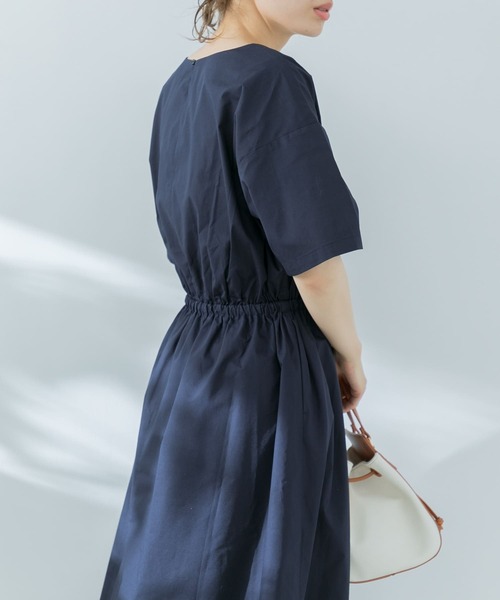 URBAN RESEARCH Sonny Label（アーバンリサーチサニーレーベル）の「『WEB限定』Vネックハーフスリーブワンピース（ワンピース・レディース・ベージュ/ネイビー/イエロー/ピンク・FREE）」の21枚目の写真