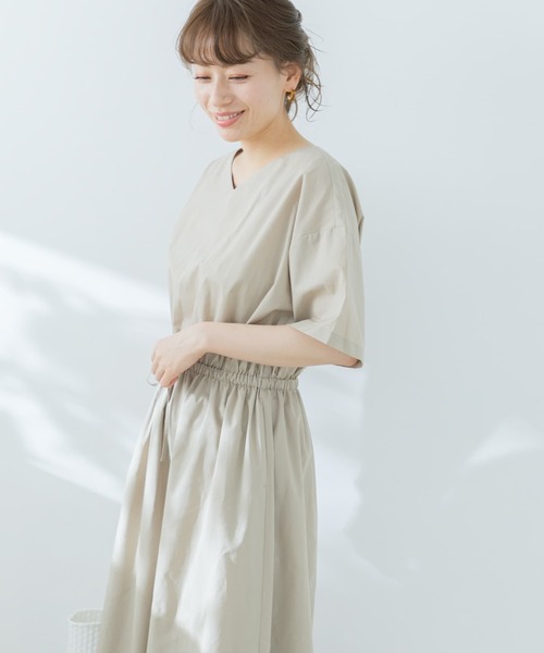 URBAN RESEARCH Sonny Label（アーバンリサーチサニーレーベル）の「『WEB限定』Vネックハーフスリーブワンピース（ワンピース・レディース・ベージュ/ネイビー/イエロー/ピンク・FREE）」の7枚目の写真
