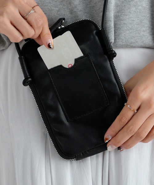 Actually（アクチュアリー）の「フェイクレザー モバイルポーチ  スマホショルダー（ショルダーバッグ・レディース・ブラック/グレイッシュベージュ/ホワイト/ブルー/シルバー/グリーン/パープル/グレー/マスタード/ピンク/ライトグリーン/アイボリー/ライトグレー・フリー）」の17枚目の写真