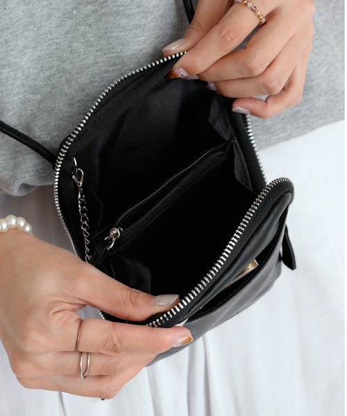 Actually（アクチュアリー）の「フェイクレザー モバイルポーチ  スマホショルダー（ショルダーバッグ・レディース・ブラック/グレイッシュベージュ/ホワイト/ブルー/シルバー/グリーン/パープル/グレー/マスタード/ピンク/ライトグリーン/アイボリー/ライトグレー・フリー）」の19枚目の写真