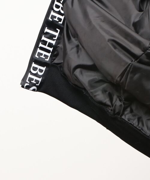 GGD（ジージーディー）の「エコファー ビッグシルエット ブルゾン テープ ジップ フードジャケット（ブルゾン・レディース・ホワイト/ブラック/ホワイト系その他/ホワイト系その他2/ブラック系その他/ブラック系その他2・M/L/LL）」の12枚目の写真