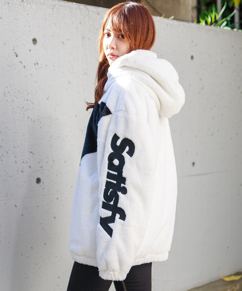 GGD（ジージーディー）の「エコファー ビッグシルエット ブルゾン テープ ジップ フードジャケット（ブルゾン・レディース・ホワイト/ブラック/ホワイト系その他/ホワイト系その他2/ブラック系その他/ブラック系その他2・M/L/LL）」の3枚目の写真