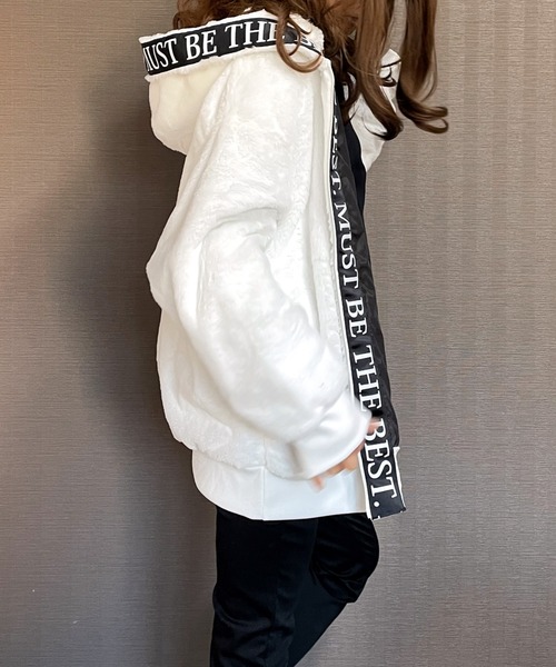 GGD（ジージーディー）の「エコファー ビッグシルエット ブルゾン テープ ジップ フードジャケット（ブルゾン・レディース・ホワイト/ブラック/ホワイト系その他/ホワイト系その他2/ブラック系その他/ブラック系その他2・M/L/LL）」の13枚目の写真