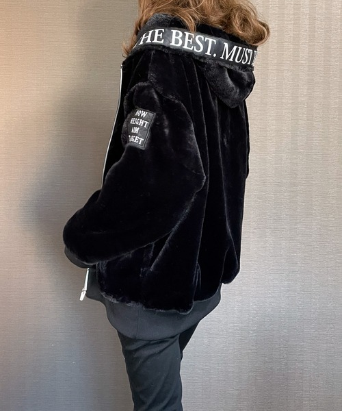 GGD（ジージーディー）の「エコファー ビッグシルエット ブルゾン テープ ジップ フードジャケット（ブルゾン・レディース・ホワイト/ブラック/ホワイト系その他/ホワイト系その他2/ブラック系その他/ブラック系その他2・M/L/LL）」の9枚目の写真