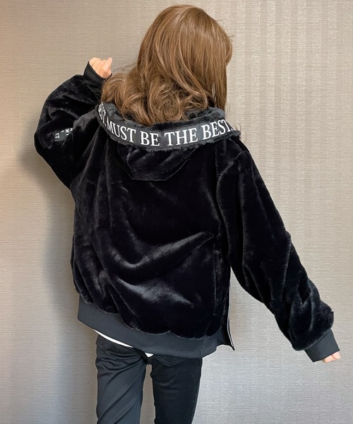 GGD（ジージーディー）の「エコファー ビッグシルエット ブルゾン テープ ジップ フードジャケット（ブルゾン・レディース・ホワイト/ブラック/ホワイト系その他/ホワイト系その他2/ブラック系その他/ブラック系その他2・M/L/LL）」の16枚目の写真