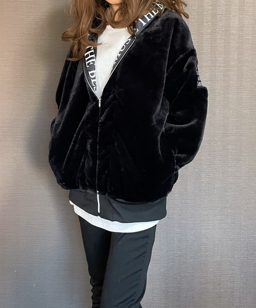 GGD（ジージーディー）の「エコファー ビッグシルエット ブルゾン テープ ジップ フードジャケット（ブルゾン・レディース・ホワイト/ブラック/ホワイト系その他/ホワイト系その他2/ブラック系その他/ブラック系その他2・M/L/LL）」の14枚目の写真