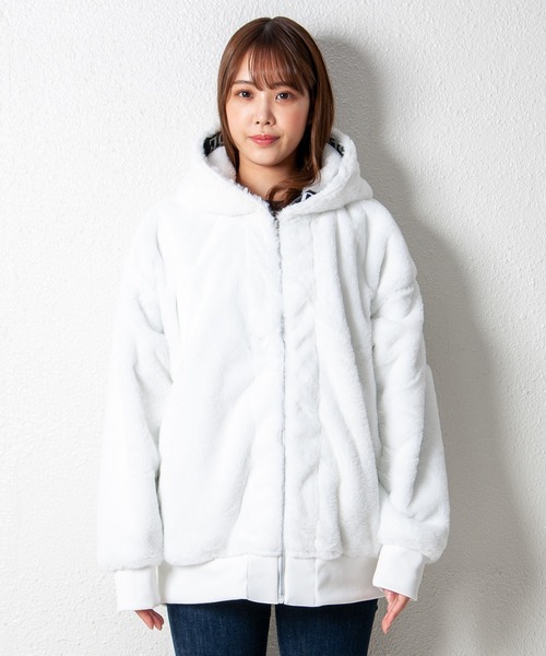 GGD（ジージーディー）の「エコファー ビッグシルエット ブルゾン テープ ジップ フードジャケット（ブルゾン・レディース・ホワイト/ブラック/ホワイト系その他/ホワイト系その他2/ブラック系その他/ブラック系その他2・M/L/LL）」の17枚目の写真