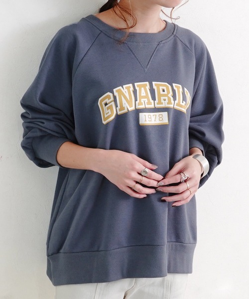 Fizz(フィズ)の「【Fizz/フィズ】 カレッジロゴプリント裏毛スウェット(スウェット・レディース・アイボリー/ベージュ/ブルー/ブラック・M)」の1枚目の写真