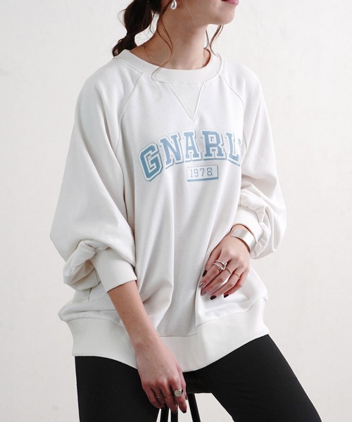 Fizz(フィズ)の「【Fizz/フィズ】 カレッジロゴプリント裏毛スウェット(スウェット・レディース・アイボリー/ベージュ/ブルー/ブラック・M)」の2枚目の写真