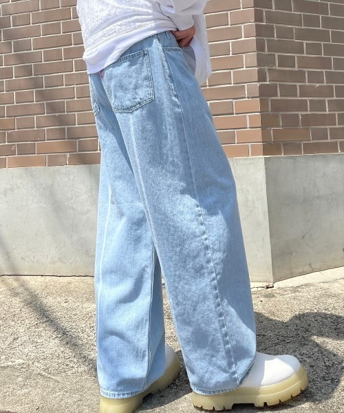 Chikashitsu +（チカシツプラス）の「【Chikashitsu +/チカシツプラス】center bleach denim pants/センターブリーチデニムパンツ（デニムパンツ・メンズ・ライトブルー/ブルー・S/M/L）」の3枚目の写真