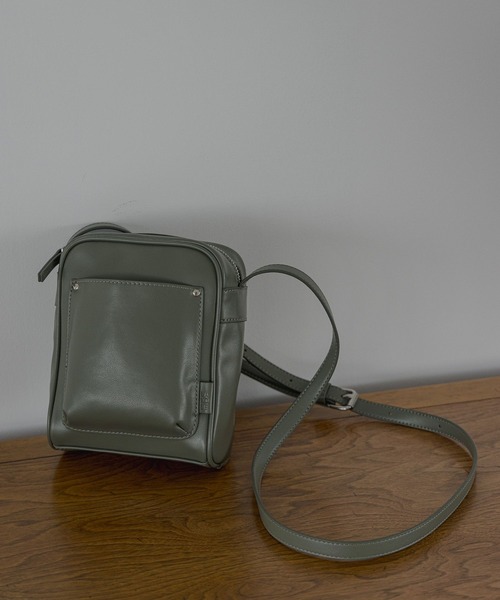 LAKOLE(ラコレ)の「フロントポケットスクエアショルダーバッグ / 344261(ショルダーバッグ・メンズ・ブラック/グレー/カーキ・FREE)」の3枚目の写真