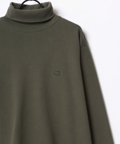 Champion(チャンピオン)の「Champion/チャンピオン スムース ワンポイント刺繍 タートルネック ロングスリーブTシャツ(Tシャツ/カットソー・メンズ・ブラック/オフホワイト/オリーブ/チャコール・M/L/XL)」の4枚目の写真