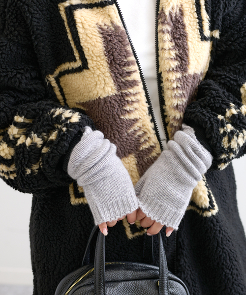 SLOBE IENA（スローブイエナ）の「【WILLIAM BRUNTON/ウィリアム ブラントン】 Cashmere WRISTWARMERSグローブ（手袋・レディース・ライトグレー/ベージュ/ネイビー・FREE）」の11枚目の写真