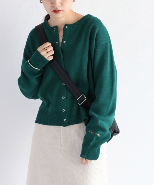 e.r.g*（イーアールジー）の「スナップボタン カラフルプレーンニットカーディガン（カーディガン/ボレロ・レディース・グリーン/マスタード/オフホワイト/オレンジ/ブラック・M）」の4枚目の写真