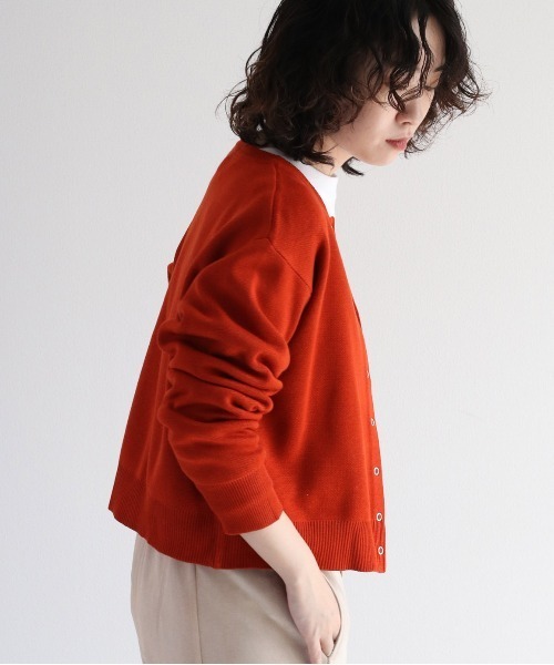 e.r.g*（イーアールジー）の「スナップボタン カラフルプレーンニットカーディガン（カーディガン/ボレロ・レディース・グリーン/マスタード/オフホワイト/オレンジ/ブラック・M）」の10枚目の写真