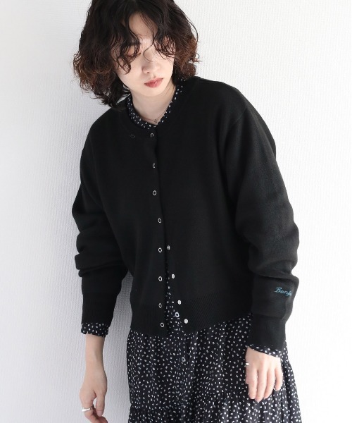 e.r.g*（イーアールジー）の「スナップボタン カラフルプレーンニットカーディガン（カーディガン/ボレロ・レディース・グリーン/マスタード/オフホワイト/オレンジ/ブラック・M）」の17枚目の写真