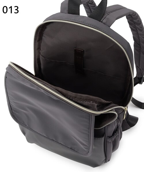 ITS'DEMO（イッツデモ）の「【A4OK/多ポケ/緩衝材ポケット/きれいめテイスト】PC収納リュック（バックパック/リュック・レディース・ダークグレー/カーキ/アイボリー・00）」の10枚目の写真