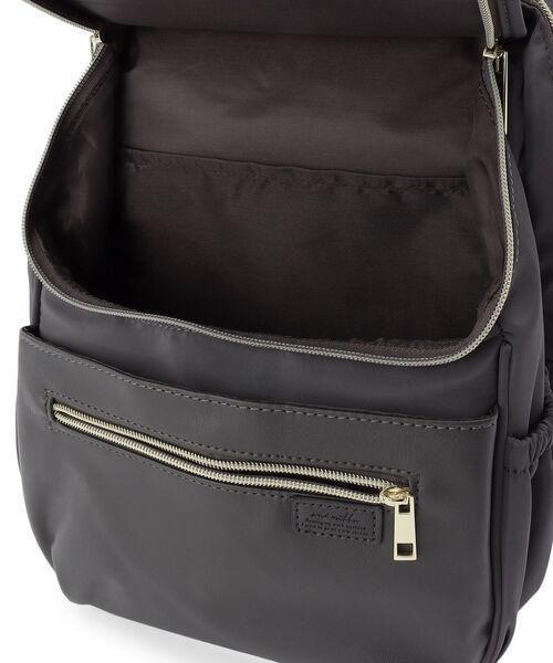 ITS'DEMO（イッツデモ）の「【A4OK/多ポケ/緩衝材ポケット/きれいめテイスト】PC収納リュック（バックパック/リュック・レディース・ダークグレー/カーキ/アイボリー・00）」の12枚目の写真