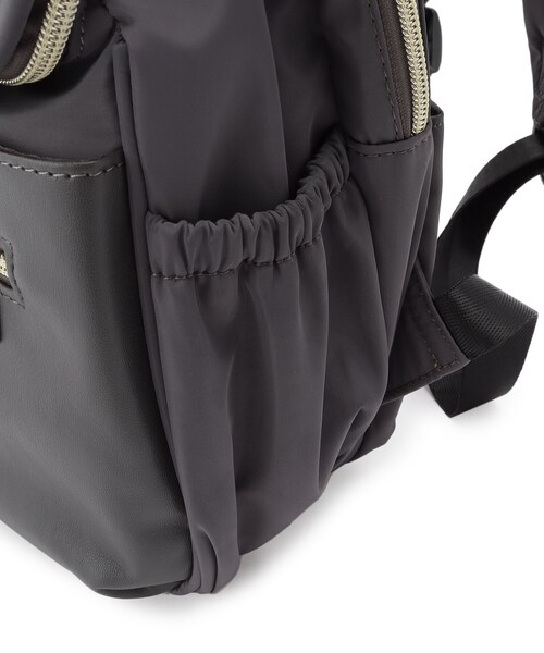 ITS'DEMO（イッツデモ）の「【A4OK/多ポケ/緩衝材ポケット/きれいめテイスト】PC収納リュック（バックパック/リュック・レディース・ダークグレー/カーキ/アイボリー・00）」の16枚目の写真