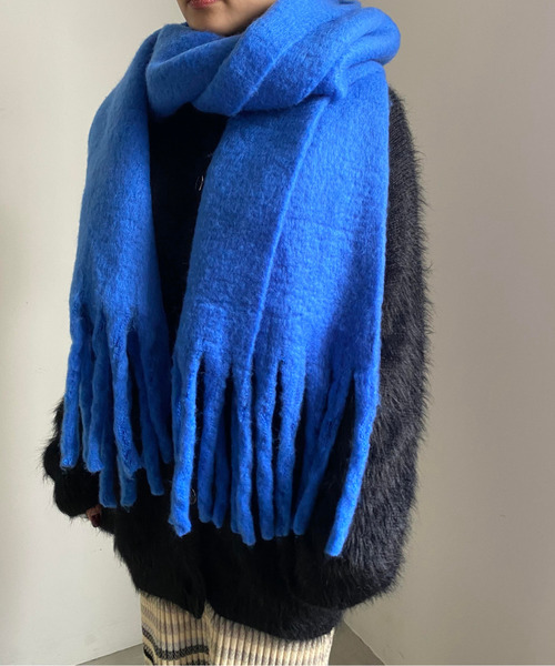 Ameri（アメリ）の「SOLID FLUFFY SOFT STOLE（ストール/ショール・レディース・グレイッシュベージュ/ブルー・FREE）」の2枚目の写真