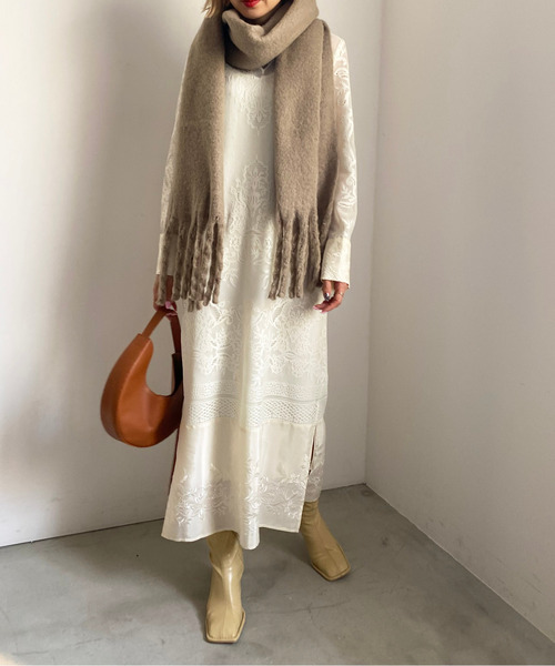 Ameri（アメリ）の「SOLID FLUFFY SOFT STOLE（ストール/ショール・レディース・グレイッシュベージュ/ブルー・FREE）」の7枚目の写真