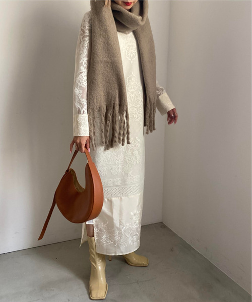 Ameri（アメリ）の「SOLID FLUFFY SOFT STOLE（ストール/ショール・レディース・グレイッシュベージュ/ブルー・FREE）」の8枚目の写真