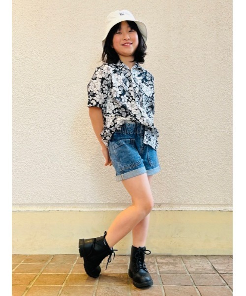 GAP(ギャップ)の「ウォッシュウェル ハイライズ ペーパーバッグ マムジーン ショートパンツ (キッズ)(デニムパンツ・キッズ・ライトインディゴブルー・6/8/10/12/14/16)」の4枚目の写真