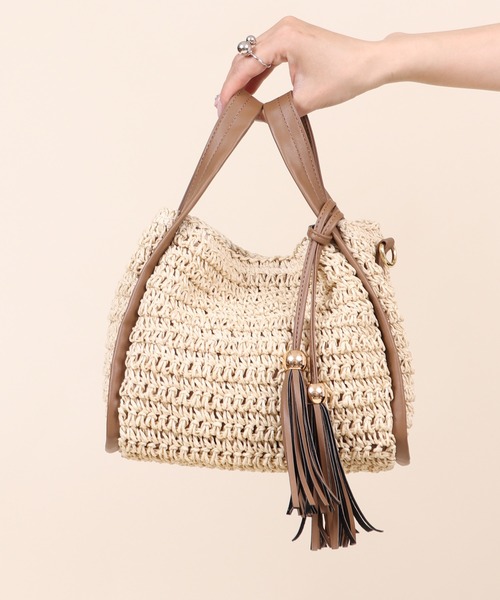 Bermosa（ベルモサ）の「タッセル付き かごバッグ（かごバッグ・レディース・ブラック/ピンクベージュ/ブラウン系その他/ブルー/マスタード・FREE）」の2枚目の写真