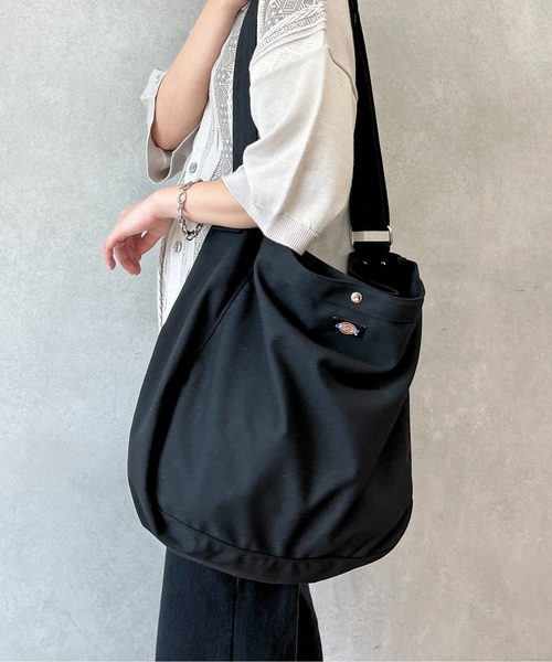 Dickies(ディッキーズ)の「Dカン付きニュースペーパーバッグ(ショルダーバッグ・メンズ・ホワイト/ブラック・FREE)」の2枚目の写真