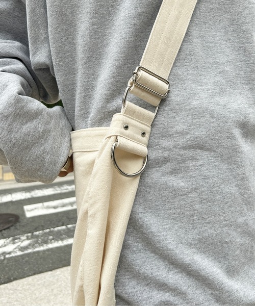 Dickies(ディッキーズ)の「Dカン付きニュースペーパーバッグ(ショルダーバッグ・メンズ・ホワイト/ブラック・FREE)」の13枚目の写真