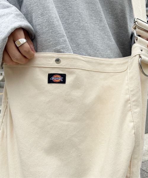 Dickies(ディッキーズ)の「Dカン付きニュースペーパーバッグ(ショルダーバッグ・メンズ・ホワイト/ブラック・FREE)」の11枚目の写真