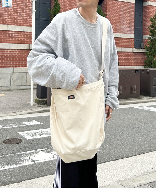 Dickies(ディッキーズ)の「Dカン付きニュースペーパーバッグ(ショルダーバッグ・メンズ・ホワイト/ブラック・FREE)」の9枚目の写真