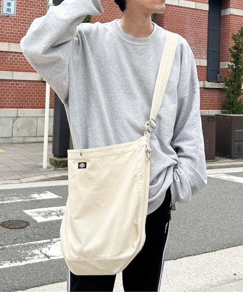 Dickies(ディッキーズ)の「Dカン付きニュースペーパーバッグ(ショルダーバッグ・メンズ・ホワイト/ブラック・FREE)」の12枚目の写真