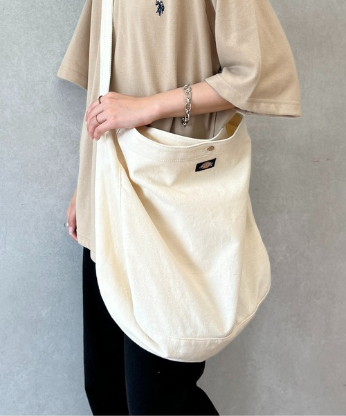 Dickies(ディッキーズ)の「Dカン付きニュースペーパーバッグ(ショルダーバッグ・メンズ・ホワイト/ブラック・FREE)」の10枚目の写真
