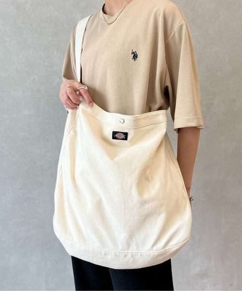Dickies(ディッキーズ)の「Dカン付きニュースペーパーバッグ(ショルダーバッグ・メンズ・ホワイト/ブラック・FREE)」の5枚目の写真