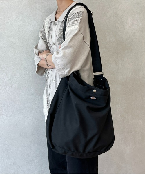 Dickies(ディッキーズ)の「Dカン付きニュースペーパーバッグ(ショルダーバッグ・メンズ・ホワイト/ブラック・FREE)」の4枚目の写真