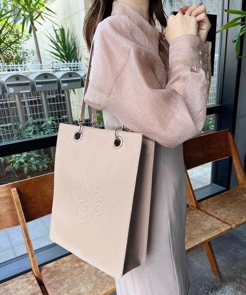 one after another NICE CLAUP（ワンアフターアナザーナイスクラップ）の「A4サイズ収納/ロゴモチーフエンボス縦長トートバッグ（トートバッグ・レディース・モカ/アイボリー/ベージュ/ブラック・FREE）」の5枚目の写真