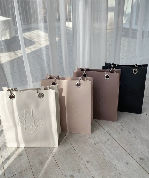 one after another NICE CLAUP（ワンアフターアナザーナイスクラップ）の「A4サイズ収納/ロゴモチーフエンボス縦長トートバッグ（トートバッグ・レディース・モカ/アイボリー/ベージュ/ブラック・FREE）」の7枚目の写真