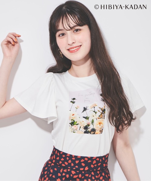 31 Sons de mode(トランテアン ソン ドゥ モード)の「フリルスリーブフラワープリントTシャツ(Tシャツ/カットソー・レディース・ブラック/オフホワイト/サックスブルー・36)」の2枚目の写真