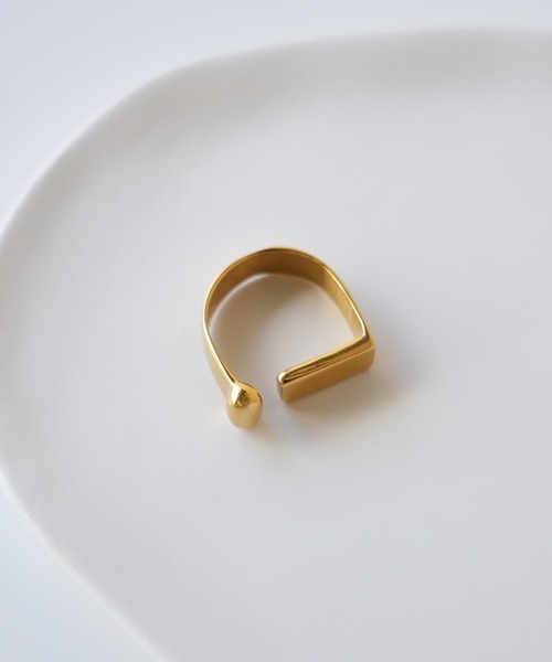 IAMUSE（アイアミューズ）の「金属アレルギー対応　変形プレートリング S0988【IAMUSE】（リング・レディース・ゴールド・FREE）」の2枚目の写真