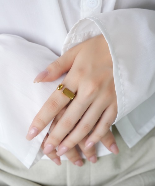 IAMUSE（アイアミューズ）の「金属アレルギー対応　変形プレートリング S0988【IAMUSE】（リング・レディース・ゴールド・FREE）」の4枚目の写真