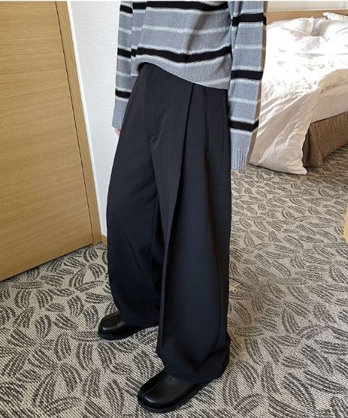 HOLY IN CODE（ホーリーインコード）の「HOLY IN CODE no.9358 s widewide tuck sl（スラックス・メンズ・ブラック・SMALL/MEDIUM/LARGE）」の5枚目の写真