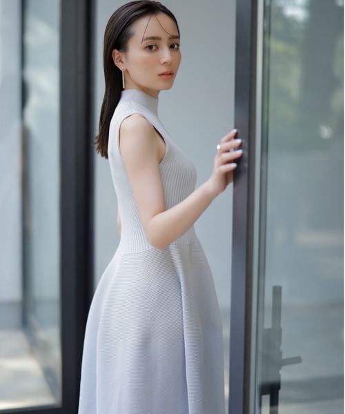 anuans（アニュアンス）の「ノースリーブホールガーメントニット