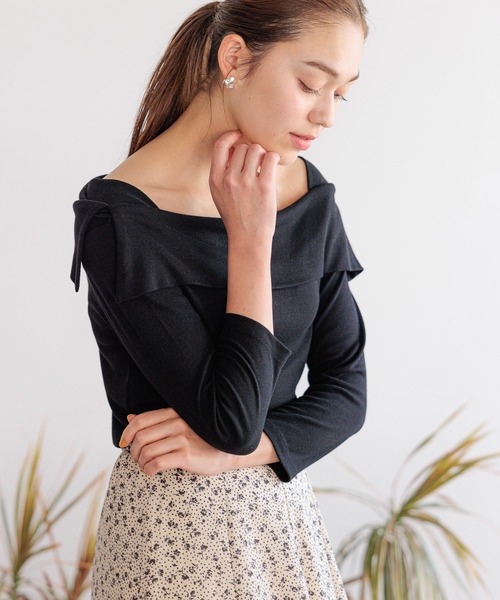 mysty woman（ミスティウーマン）の「オフショルデザインプルオーバー 972019（Tシャツ/カットソー・レディース・ブラック/グレイッシュベージュ/モカ・FREE）」の2枚目の写真