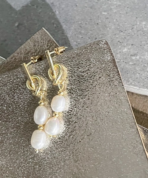 muure（ミュール）の「【CHOUEL closet】片結び2連淡水パールピアス（ピアス（両耳用）・レディース・ゴールド・FREE）」の3枚目の写真