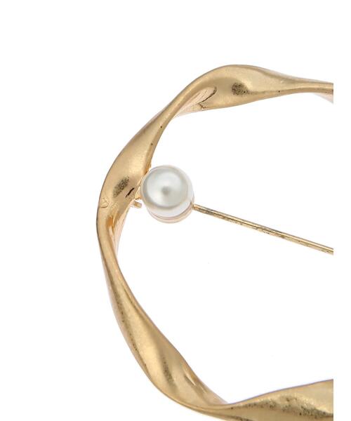 earth music&ecology(アースミュージックアンドエコロジー)の「ラウンドメタルブローチ(ブローチ/コサージュ・レディース・ゴールド・FREE)」の3枚目の写真