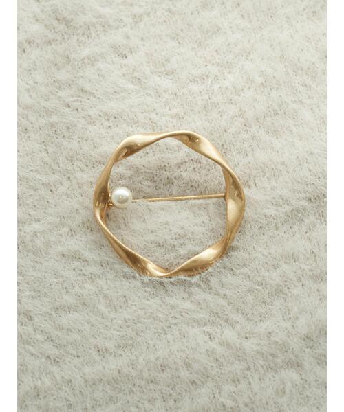 earth music&ecology(アースミュージックアンドエコロジー)の「ラウンドメタルブローチ(ブローチ/コサージュ・レディース・ゴールド・FREE)」の1枚目の写真